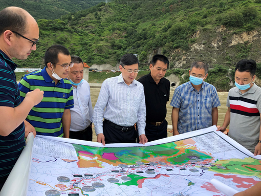 藏高公司黨委委員、董事、副總經(jīng)理、瀘石公司董事長(cháng)袁飛云一行視察瀘石高速先期開(kāi)工點(diǎn)準備情況.png