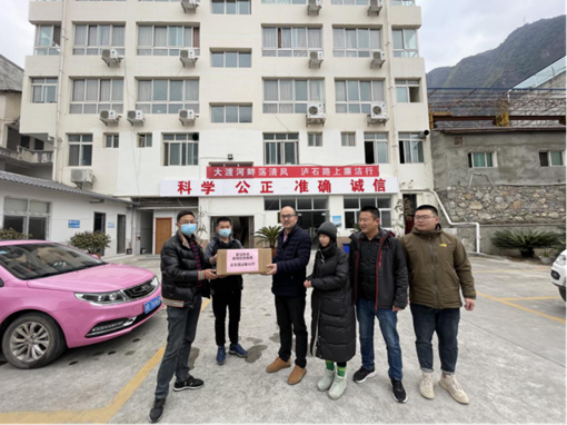 瀘定縣交通局春節防疫慰問(wèn)瀘石高速瀘定代表處1_副本.png