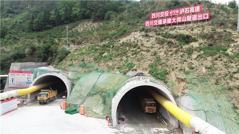 瀘石高速公路石棉段隧道累計掘進(jìn)突破五千米大關(guān).jpg
