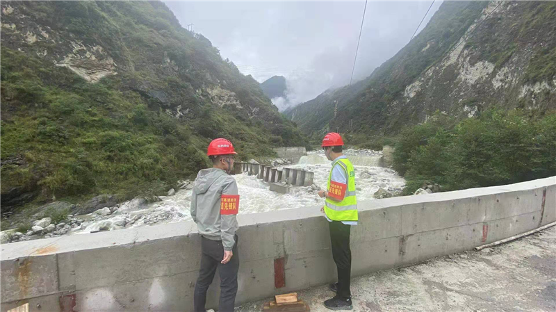 瀘石公司防汛搶險黨員先鋒隊在行動(dòng)1.png