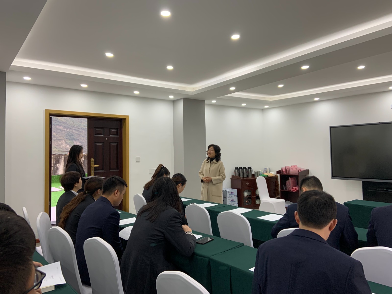 瀘石公司機關(guān)黨支部與團支部共同組織開(kāi)展黨史學(xué)習教育專(zhuān)題晨讀活動(dòng)2.jpg