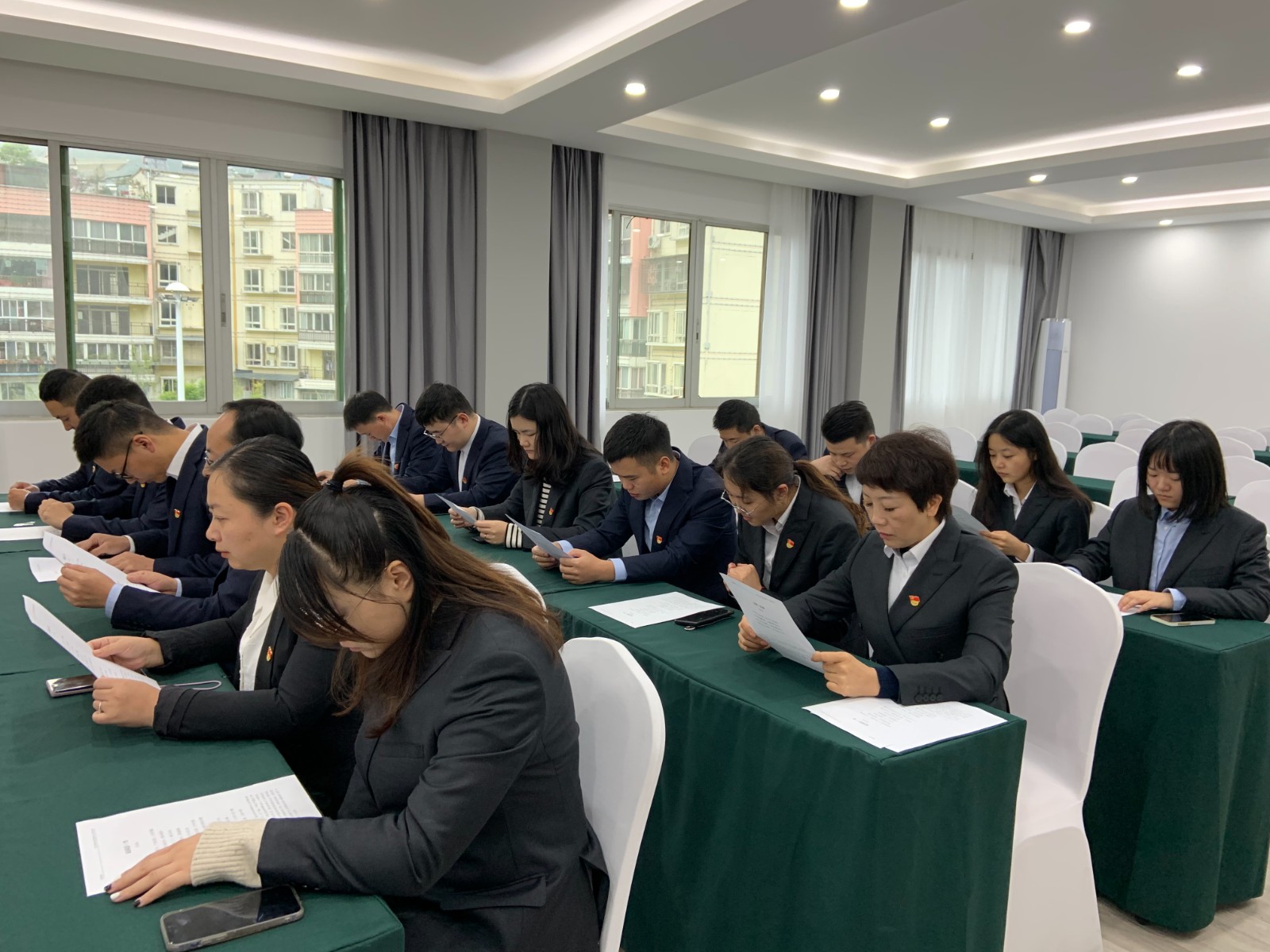 瀘石公司機關(guān)黨支部與團支部共同組織開(kāi)展黨史學(xué)習教育專(zhuān)題晨讀活動(dòng)1.jpg