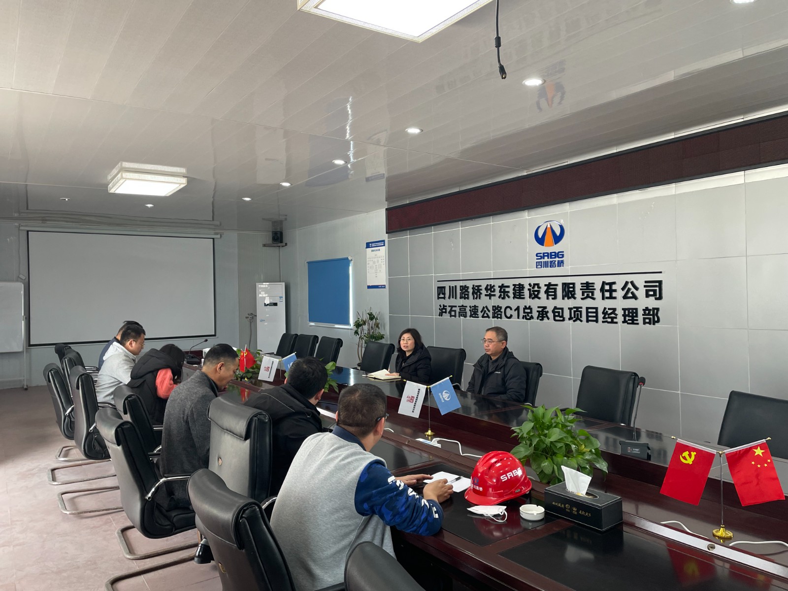 藏高公司建管部指導瀘石公司計量支付工作.jpg