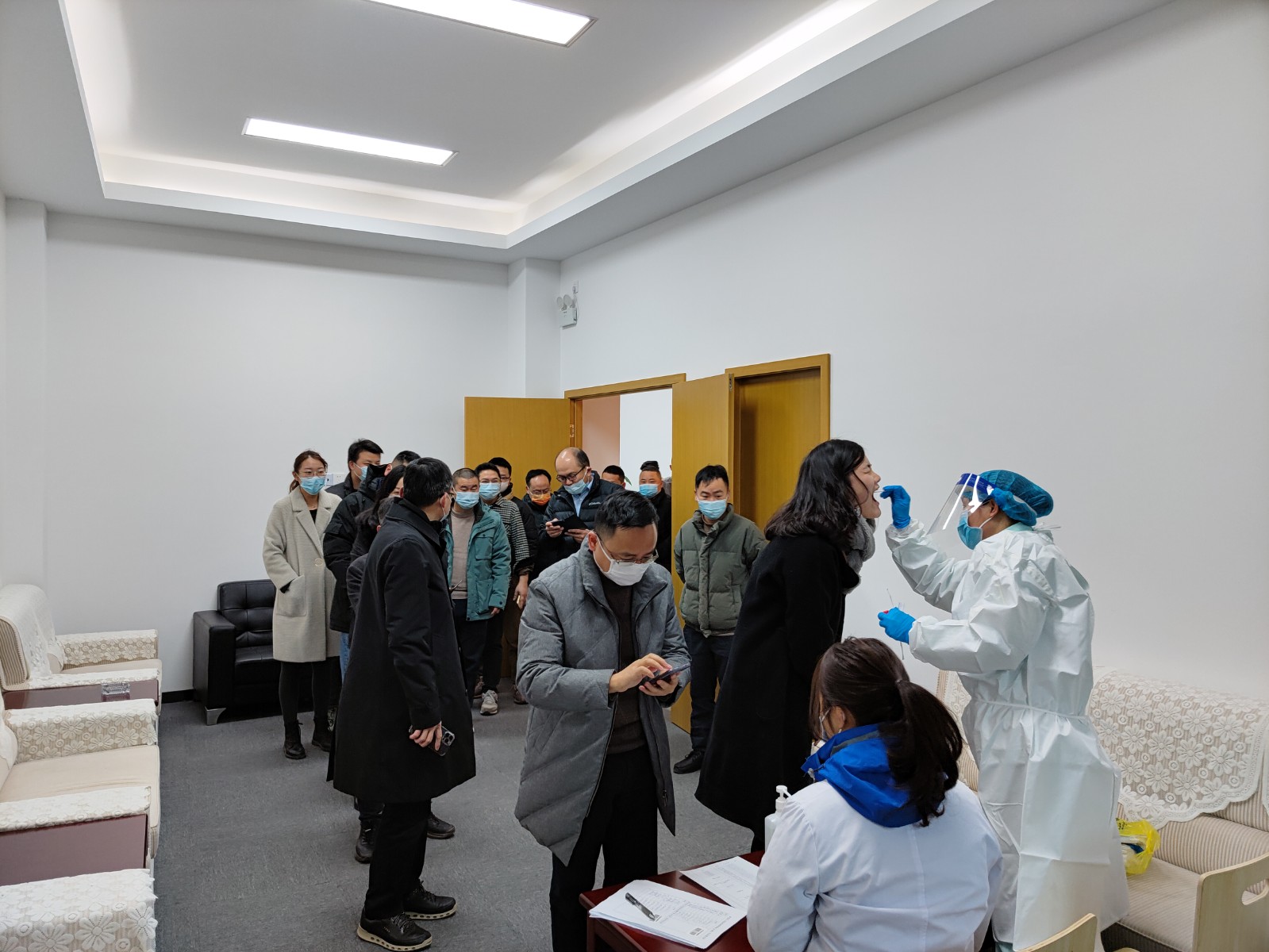 瀘石公司組織全體返瀘干部職工開(kāi)展全員核酸檢測.jpg