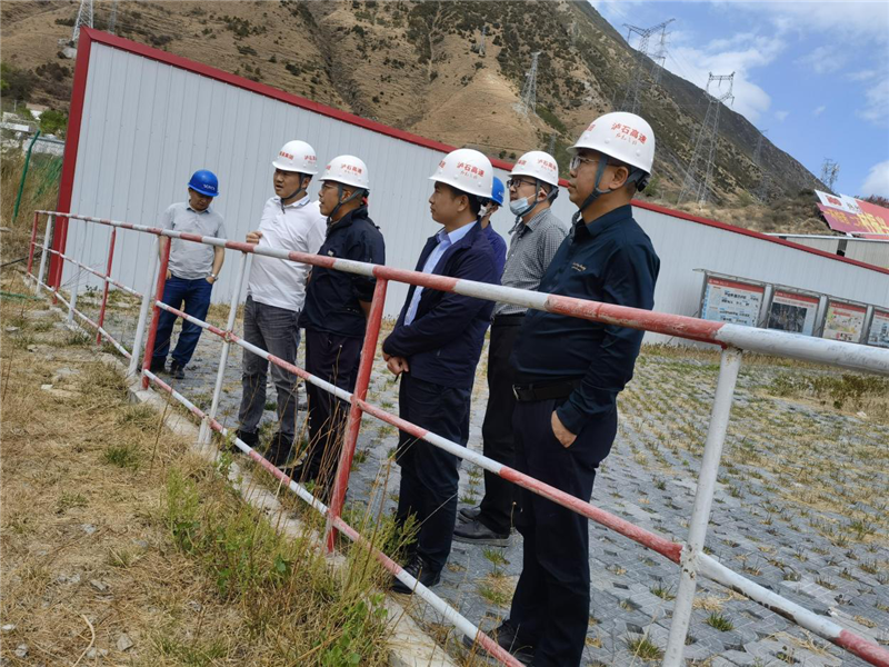 蜀道集團副總經(jīng)理李永林督導檢查瀘石高速公路項目森林草原防滅火工作.png