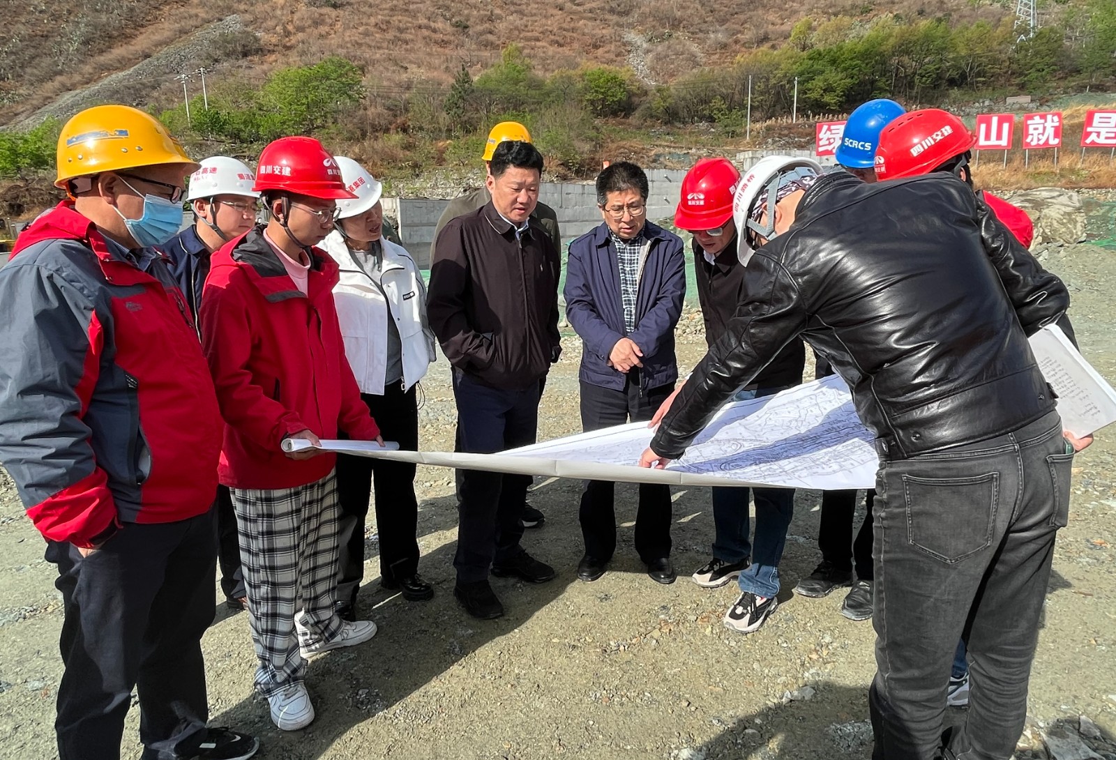 藏高公司副總經(jīng)理鄭斌督導瀘石高速公路建設.jpg