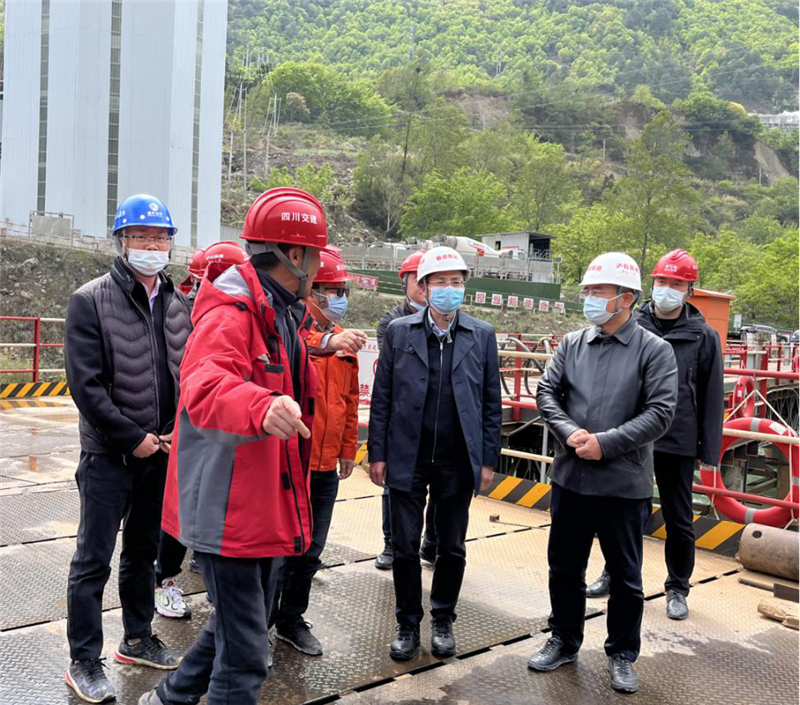 瀘石公司董事長(cháng)袁飛云帶隊檢查瀘石高速公路清明節期間“五防兩?！惫ぷ?png