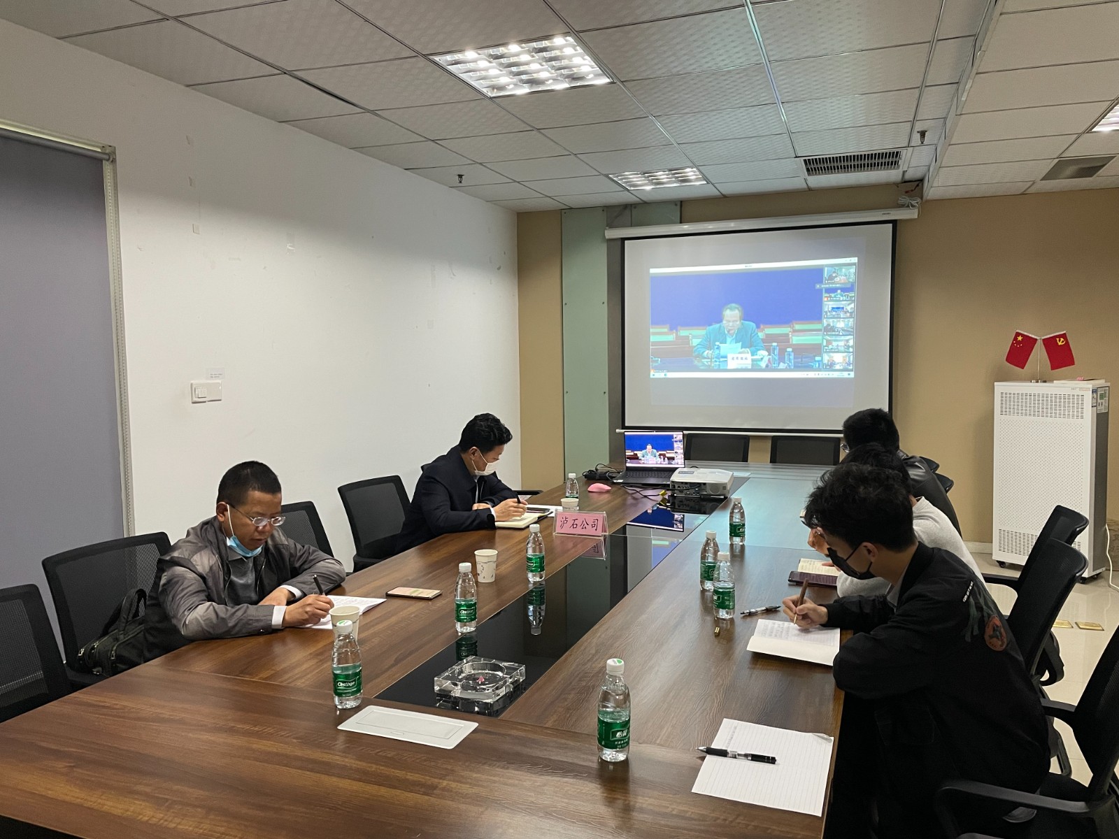 瀘石公司參加全省在建項目重點(diǎn)項目瓦斯隧道安全生產(chǎn)專(zhuān)項行動(dòng)部署會(huì ).jpg