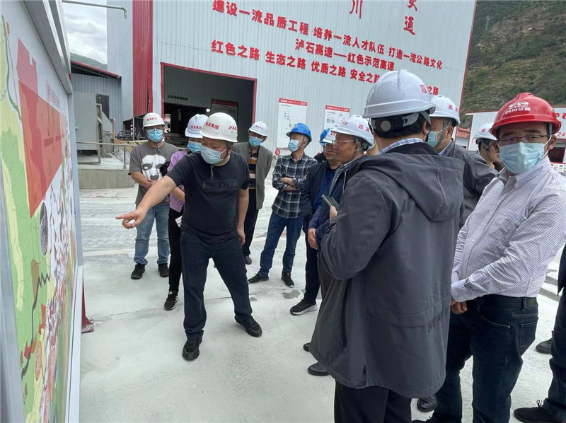 雅安市政協(xié)副主席陳茂瑜帶隊調研瀘石高速公路項目石棉段工程建設情況.png