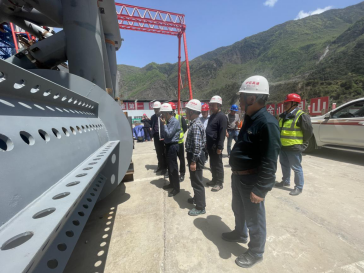 四川省公路設計院牟廷敏總工一行指導瀘石高速鋼結構施工.png