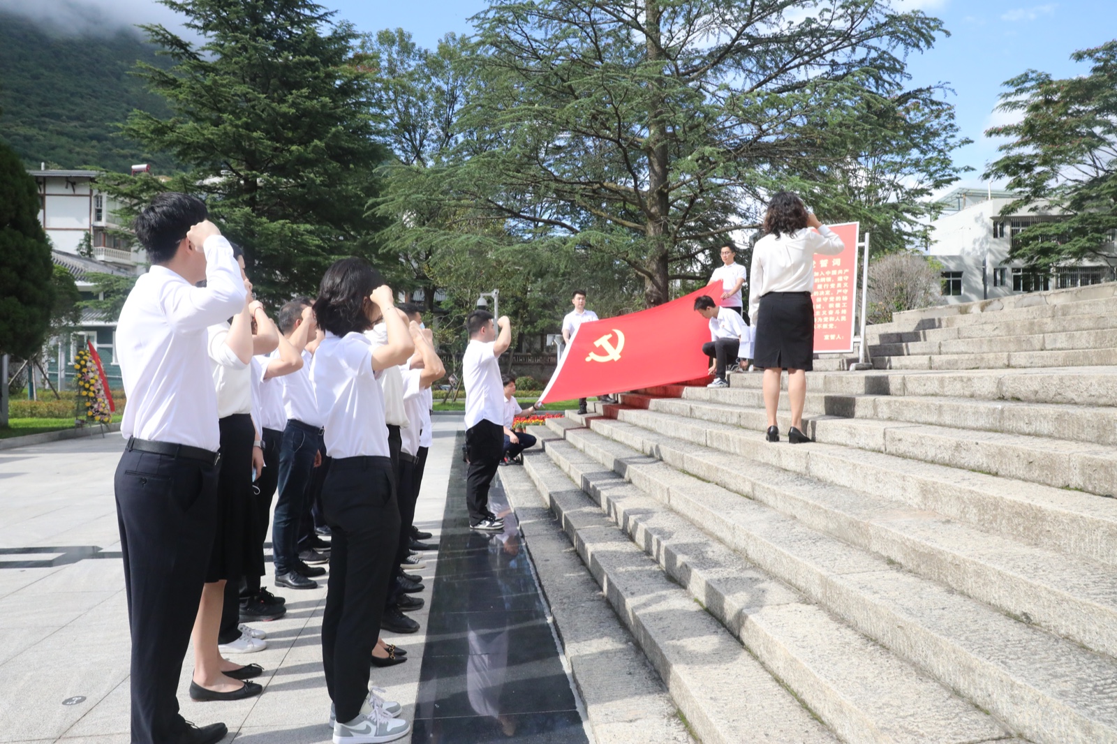 瀘石公司機關(guān)黨支部舉行新黨員“七一”前夕入黨宣誓活動(dòng)1.jpg