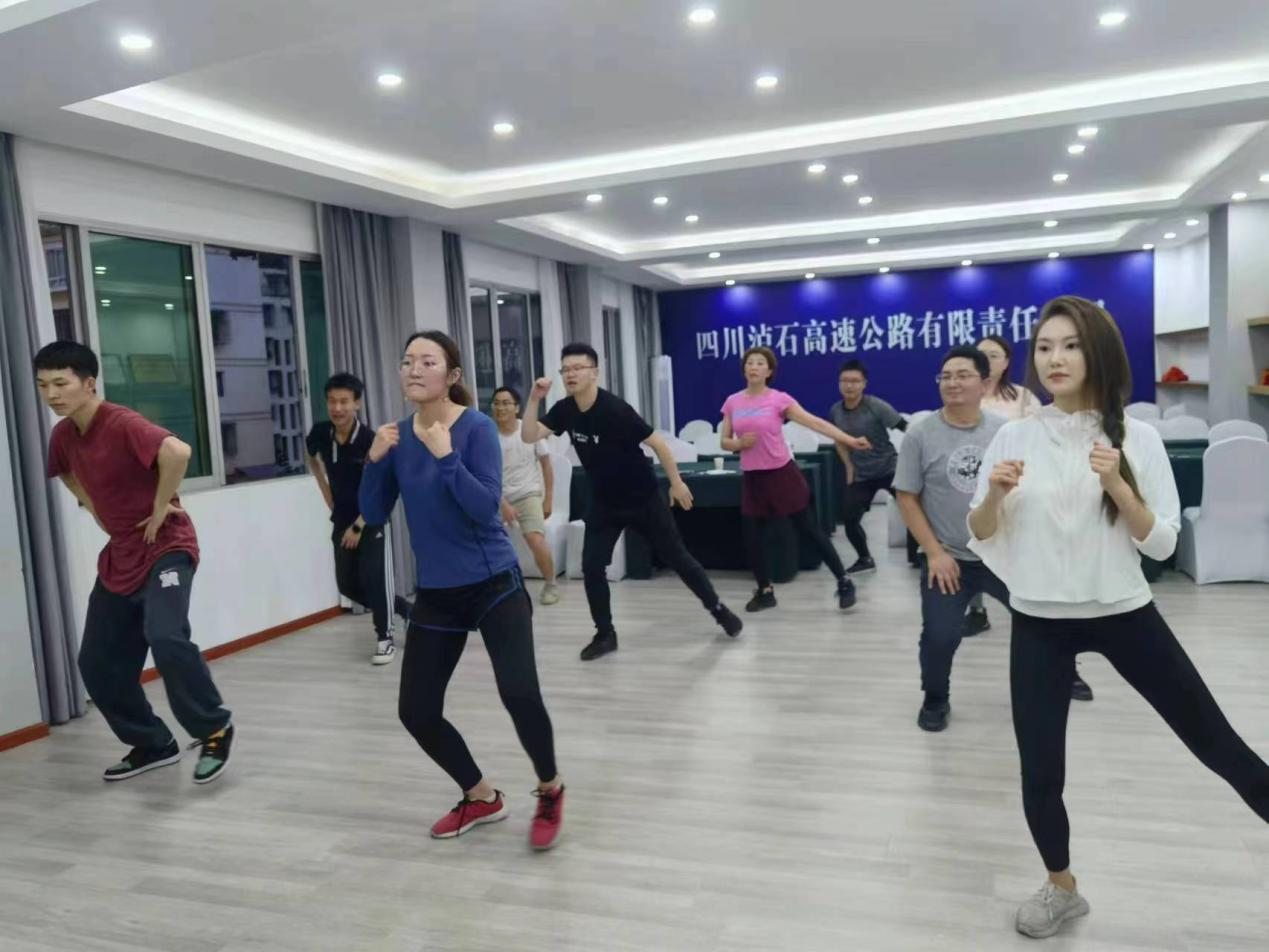 瀘石公司工會(huì )開(kāi)啟“健康瀘石·舞動(dòng)青春”健身興趣活動(dòng).png