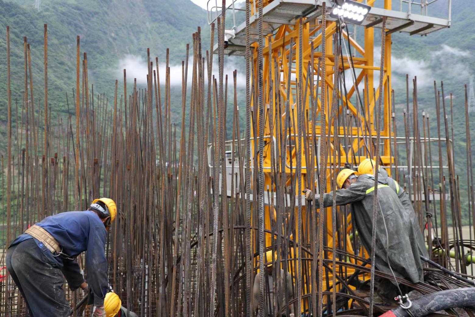 瀘石高速公路金光特大橋3#墩0#塊首節段順利澆筑成功1.jpg