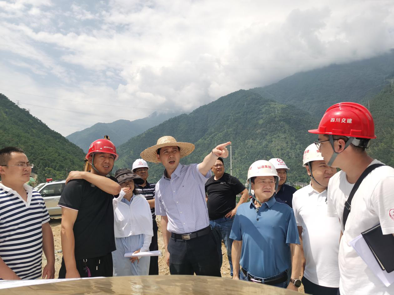 石棉縣委副書(shū)記、縣長(cháng)張瑜鋒帶隊調研瀘石高速公路石棉段工程建設情況.png