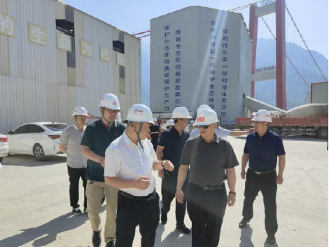 甘孜州人大常委會(huì )副主任王成康一行調研瀘石高速公路項目建設情況.png