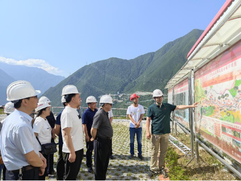 甘孜州人大常委會(huì )副主任王成康一行調研瀘石高速公路項目建設情況1.png