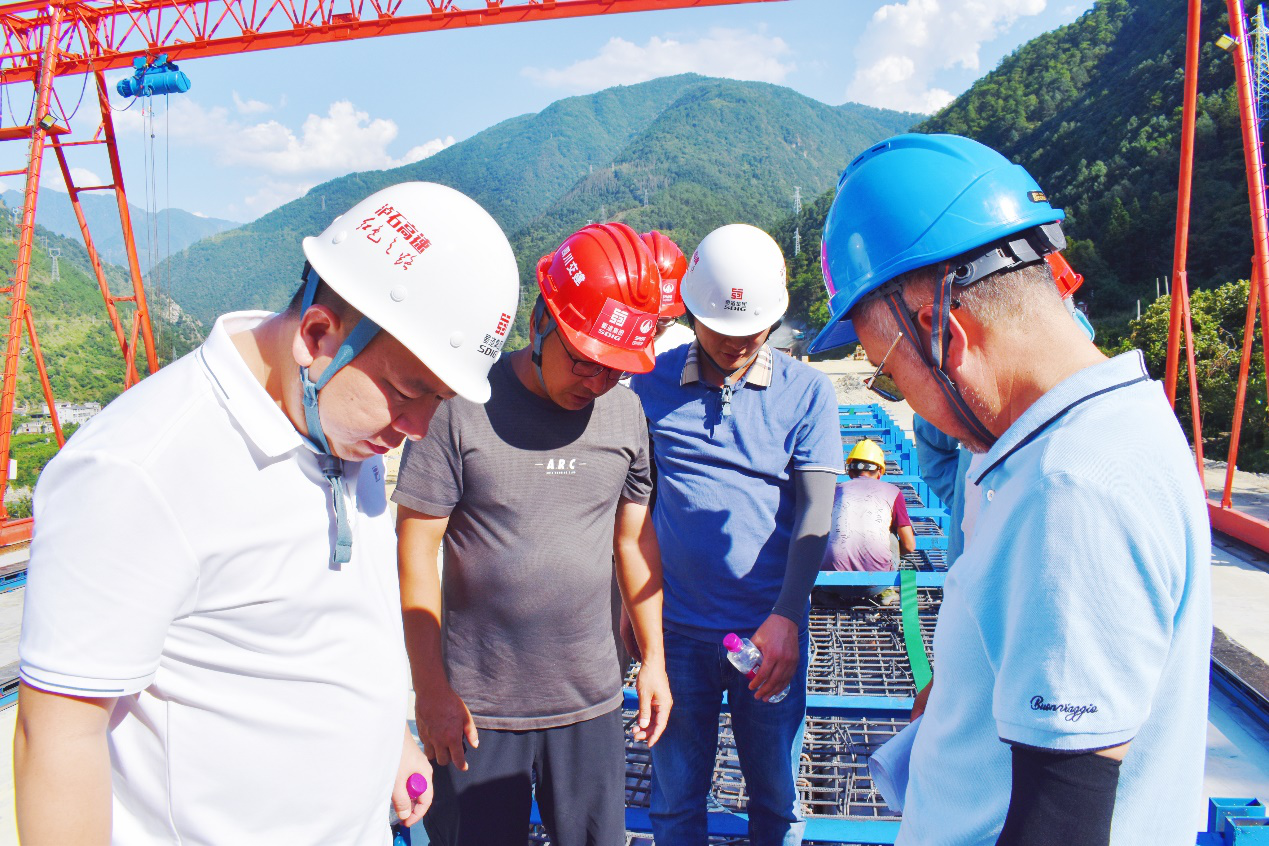 瀘石高速公路石棉段首片T梁成功澆筑.png