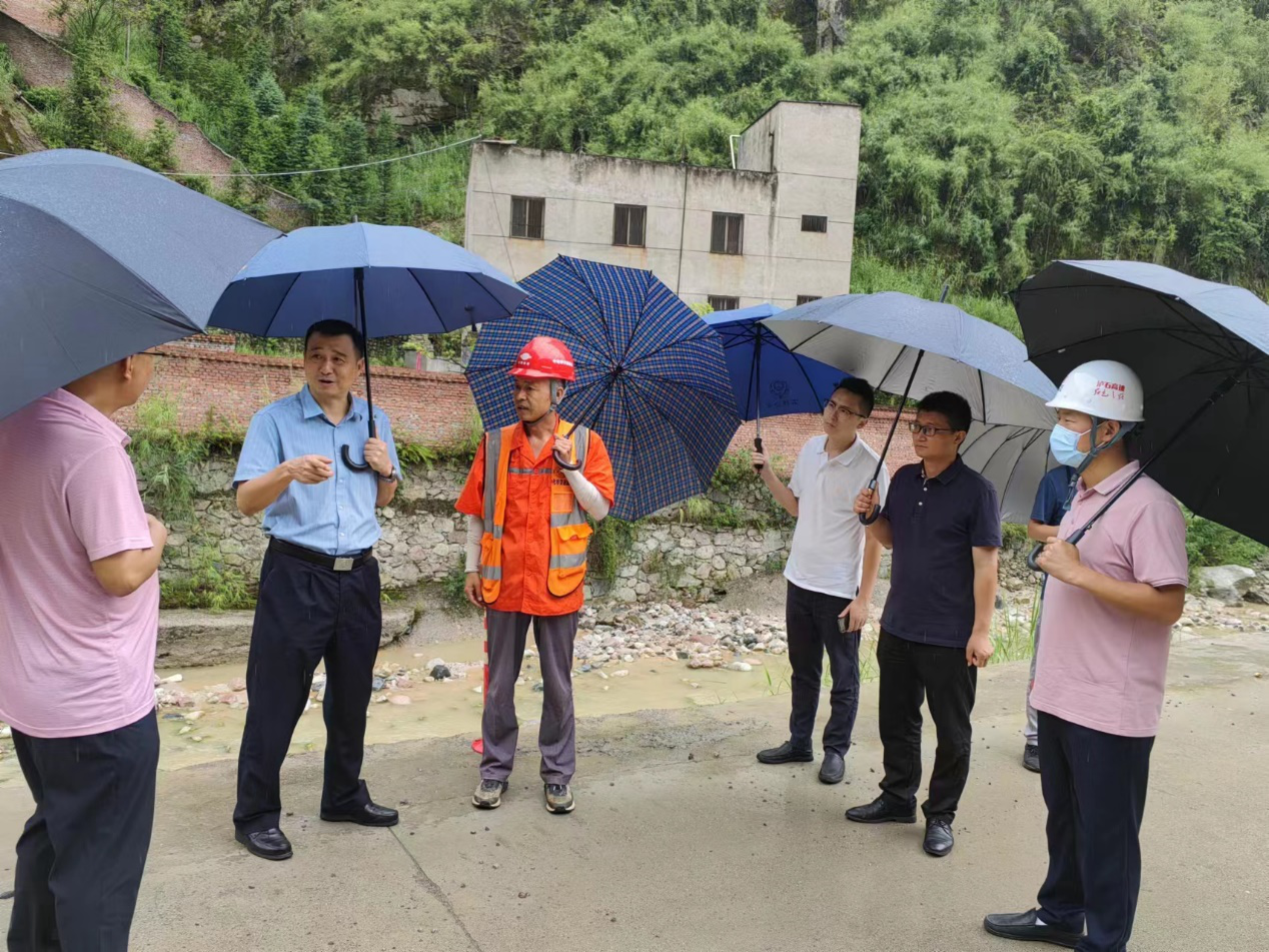 石棉縣副縣長(cháng)、公安局局長(cháng)鄭敬東檢查瀘石高速公路石棉段汛期安全工作.png