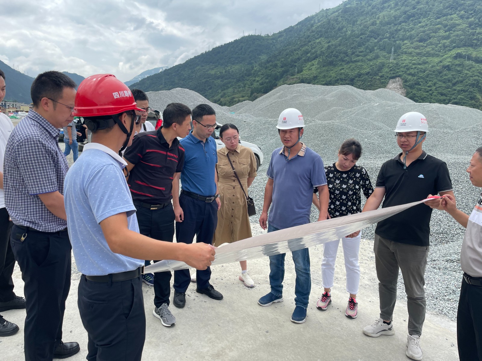 雅安市政府辦公室副主任饒勝飛一行督導檢查瀘石高速公路石棉段工程建設情況.jpg