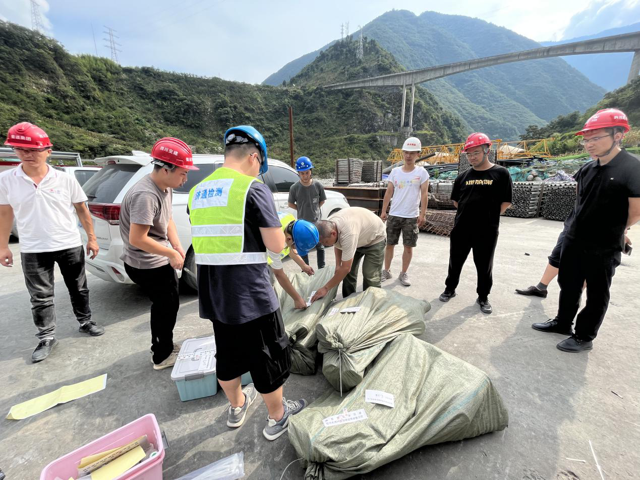 省交通工程質(zhì)量監督站對瀘石高速公路開(kāi)展原材料盲樣抽檢工作.png