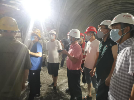 瀘石公司組織四川省公路規劃勘察設計研究院開(kāi)展瀘石高速隧道圍巖大變形處治工作.png