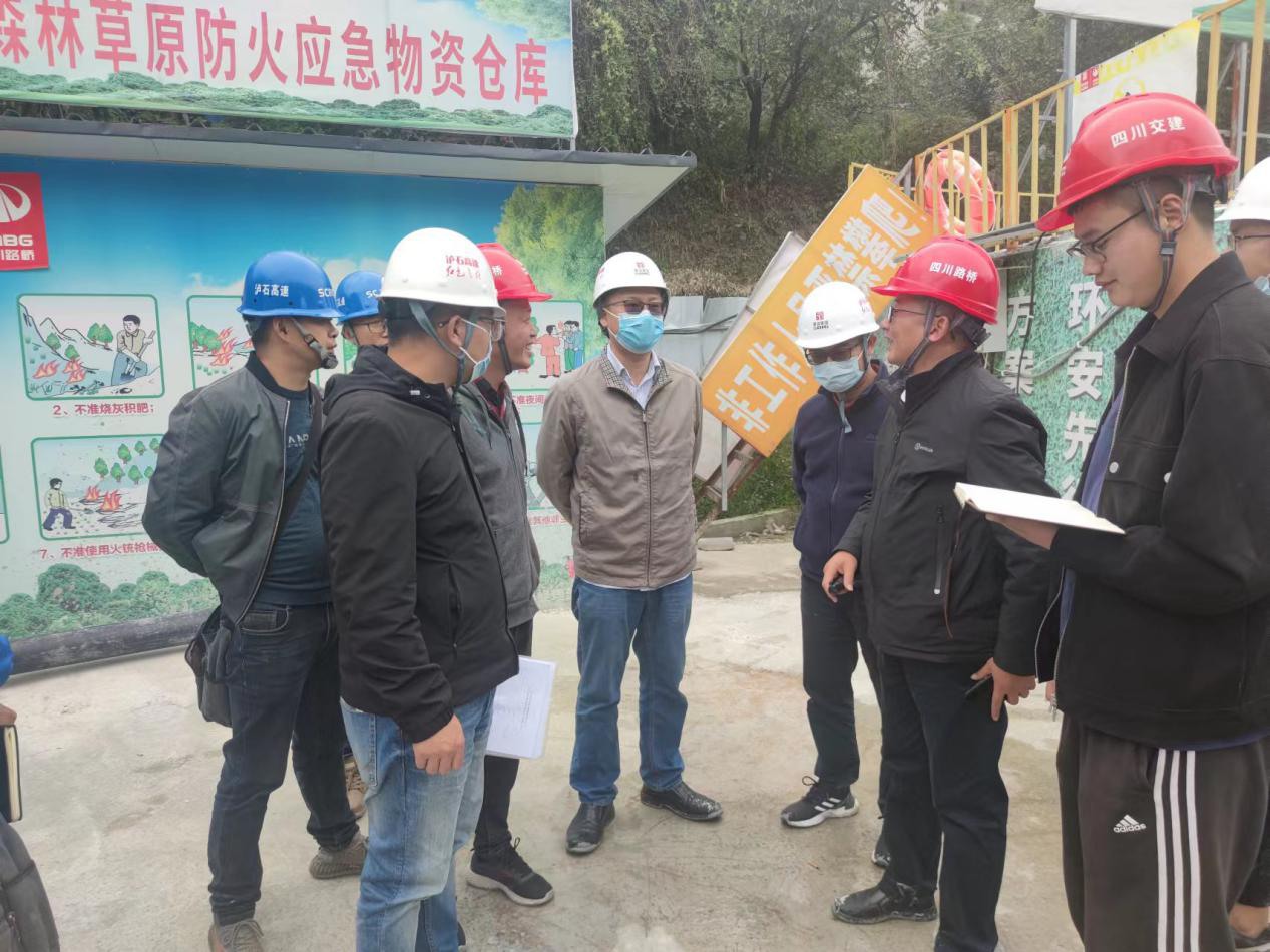 雅康、瀘石公司黨委委員、副總經(jīng)理曾德力帶隊檢查安全環(huán)保工作1.png